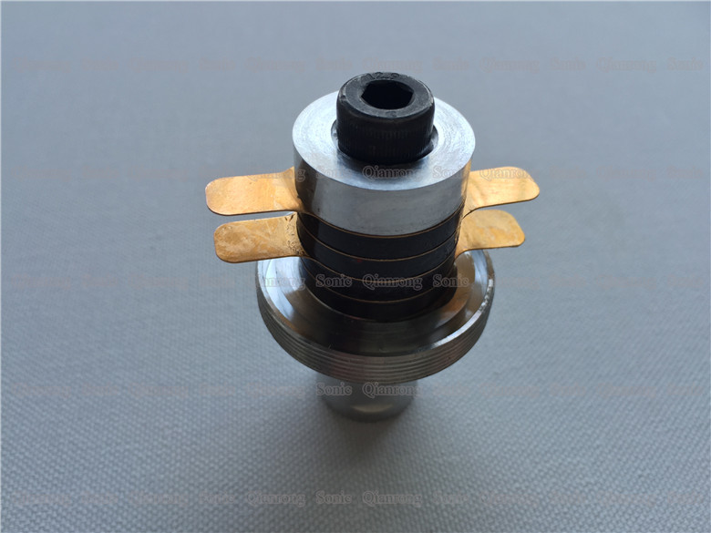 300W  40khz Ultrasonic Transducer  25mm Diameter Ceramic For Cutting 4um Amplitude